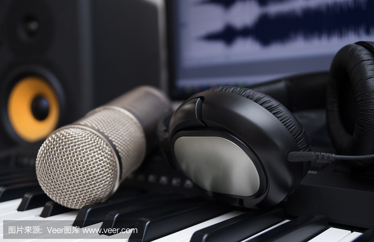 混頻器,電容麥克風(fēng)和專業(yè)監(jiān)視器。家庭音樂工作室的概念。